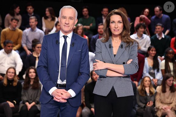 Les journalistes et animateurs de télévision français Anne-Claire Coudray et Gilles Bouleau posent avant l'émission "La France face à la guerre" diffusée sur la chaîne de télévision française TF1, à Saint-Denis, au nord de Paris, en France, le 14 mars 2022. Photo by Laurent Vu/Pool/ABACAPRESS.COM