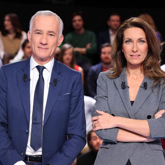 Les journalistes et animateurs de télévision français Anne-Claire Coudray et Gilles Bouleau posent avant l'émission "La France face à la guerre" diffusée sur la chaîne de télévision française TF1, à Saint-Denis, au nord de Paris, en France, le 14 mars 2022. Photo by Laurent Vu/Pool/ABACAPRESS.COM