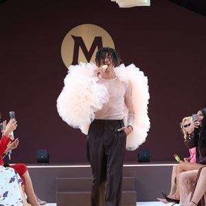 Son fils aîné, Henry Samuel, fruit de son union avec Seal, a également défilé sur le tapis rouge de la croisette.

Henry Günther Ademola Dashtu Samuel au défilé Magnum sur la plage Magnum Cannes à l'occasion du 79ème Festival International du Film de Cannes, le 14 mai 2026. 

Photo : Denis Guignebourg / Bestimage