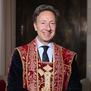 "Je suis très heureux de lui passer le relais, lui qui connaît et défend si bien le patrimoine français. Il va apporter à l’émission une dimension encore plus patrimoniale. J’en ai profité pour lui glisser quelques conseils… notamment pour éviter la nausée dans l’hélicoptère !”.


Exclusif - Stéphane Bern nommé Pape du Patrimoine lors de la Saint Clément au restaurant Alain Ducasse Baccarat, à Paris, France, le 20 novembre 2025. © Denis Guignebourg/Bestimage