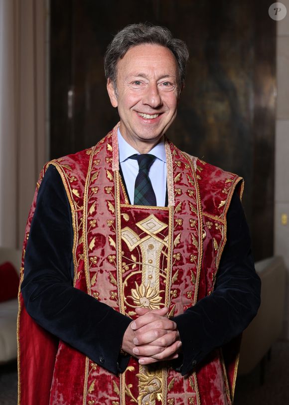 "Je suis très heureux de lui passer le relais, lui qui connaît et défend si bien le patrimoine français. Il va apporter à l’émission une dimension encore plus patrimoniale. J’en ai profité pour lui glisser quelques conseils… notamment pour éviter la nausée dans l’hélicoptère !”.


Exclusif - Stéphane Bern nommé Pape du Patrimoine lors de la Saint Clément au restaurant Alain Ducasse Baccarat, à Paris, France, le 20 novembre 2025. © Denis Guignebourg/Bestimage