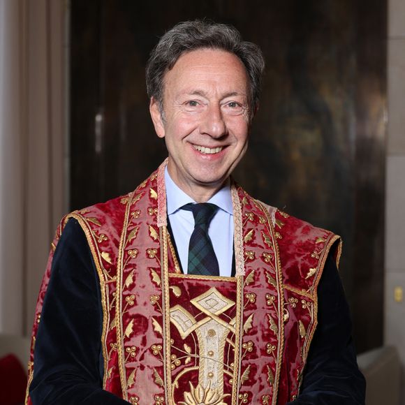 "Je suis très heureux de lui passer le relais, lui qui connaît et défend si bien le patrimoine français. Il va apporter à l’émission une dimension encore plus patrimoniale. J’en ai profité pour lui glisser quelques conseils… notamment pour éviter la nausée dans l’hélicoptère !”.


Exclusif - Stéphane Bern nommé Pape du Patrimoine lors de la Saint Clément au restaurant Alain Ducasse Baccarat, à Paris, France, le 20 novembre 2025. © Denis Guignebourg/Bestimage