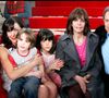 Selon "Paris Match", "le jeune homme s’est immolé par le feu"
Lio et ses enfants Léa, Diego, Garance, sa mère et Michel Drucker lors de l'émission "Vivement dimanche" consacrée aux chansons des années 80.