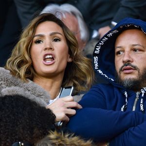 Vitaa et son mari Hicham Bendaoud dans les tribunes du match de Ligue 1 Conforama  PSG 5-0 Montpellier au Parc des Princes, à Paris, le 1 février 2020.

Photo : Giancarlo Gorassini / Bestimage