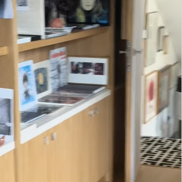 Un bureau décoré avec goût et qui rend hommage à toutes les femmes qui ont marqué, d'une façon ou d'un autre, l'Histoire.

Capture Instagram de Carla Bruni