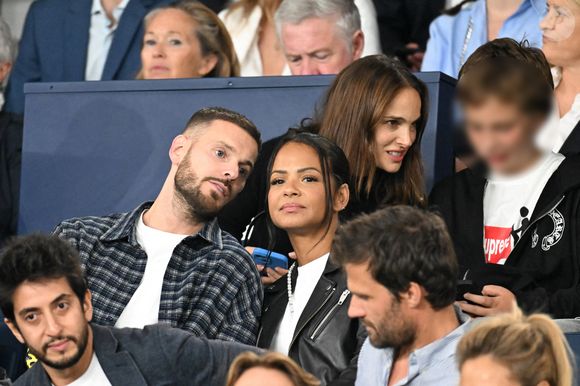 Natalie Portman et son fils Aleph, Christina Milian et son mari M. Pokora (Matt Pokora), Kamel Isker, Alexis Michalik - Célébrités dans les tribunes lors du match de qualification pour la Coupe du Monde 2026 entre la France et l'Islande (2-1) au Parc des Princes à Paris le 9 septembre 2025. © Lionel Urman/Bestimage