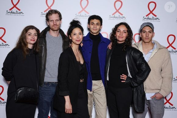 Gaela le Devehat, Constantin Balsan, Randiane Naly, Lucas Ivoula, Marie Fevre et Mateo Paitel de la série 'Un si grand soleil' - Photocall de la soirée de lancement du "Sidaction" au théâtre Edouard VII à Paris le 4 mars 2024. © Denis Guignebourg/Bestimage