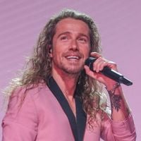 A 4 ans, le fils de Julien Doré fait partie intégrante de son équipe : ces images des coulisses de ses concerts le prouvent