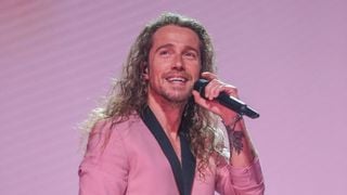 A 4 ans, le fils de Julien Doré fait partie intégrante de son équipe : ces images des coulisses de ses concerts le prouvent