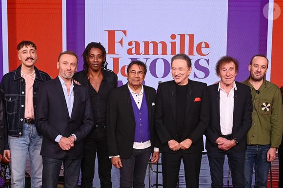Exclusif - Michel Drucker entouré par Laurent Voulzy et ses fils Cliff Schneideir et Julien voulzy, Alain Souchon et ses fils Pierre Souchon et Ours en backstage de l'enregistrement de l'émission "Famille je vous aime" présentée par M.Drucker et qui sera diffusée le 29 décembre sur France 3, au studio Rive gauche, à Paris, France, le 2 décembre 2025. © Gaffiot-Perusseau/Bestimage