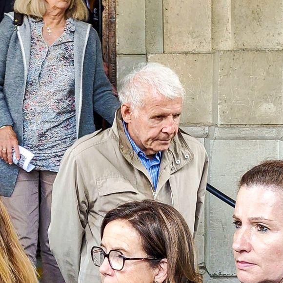 En 2008, le journaliste a appris via un SMS qu'il était évincé du journal de 20h de la Une, qu'il présentait pourtant depuis 21 ans. Et pour le remplacer, c'est Laurence Ferrari qui avait été désignée.

Patrick Poivre d'Arvor (PPDA) à la sortie des obsèques du journaliste Daniel Bilalian en l'église Saint-Pierre de Neuilly-sur-Seine, FRance, le 22 mai 2025. © Clovis-Ouahcene/Bestimage