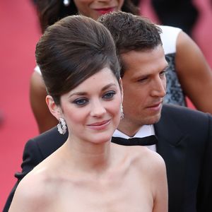 Installés à Paris, ils ont toujours cultivé une vie de famille préservée, organisant leur quotidien de façon à ne jamais être éloignés trop longtemps de leurs enfants Louise et Marcel

Marion Cotillard et Guillaume Canet - Montee des marches du film "Blood Ties" lors du 66 eme Festival du film de Cannes - Cannes 20/05/2013 BORDE-MOREAU / BESTIMAGE