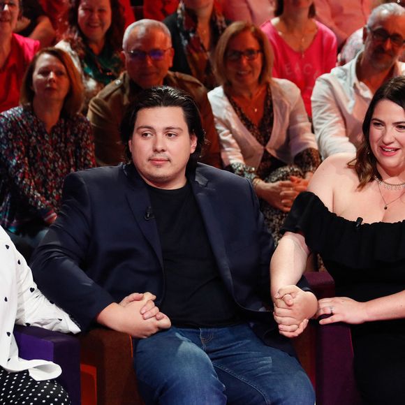 Autre tribu : Michèle Bernier et ses enfants Enzo et Charlotte Gaccio.

Exclusif - Michèle Bernier et ses enfants Charlotte et Enzo Gaccio lors de l'enregistrement de l'émission "Famille je vous aime" présentée par M. Drucker et qui sera diffusée le 13 juin 2025 sur France 3, aux Studios rive gauche à Paris, France, le 14 avril 2025. © Clovis-Gaffiot/Bestimage