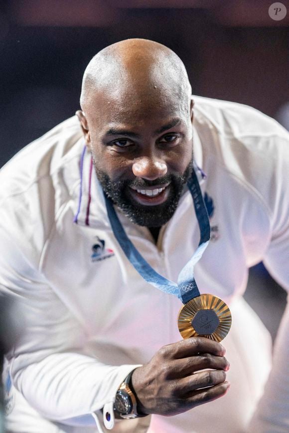 Le colosse du judo avait déjà dû passer par le bloc opératoire pour ce même coude en 2015, avant les Jeux olympiques de Rio...

Le Français RINER Teddy, médaillé d'or, pose pour une photo après avoir assisté à la cérémonie de remise des prix de l'épreuve des +100 kg masculins des Jeux olympiques de Paris au Champs de Mars Arena à Paris, France, le 2 août 2024. Photo par Eliot Blondet/ABACAPRESS.COM