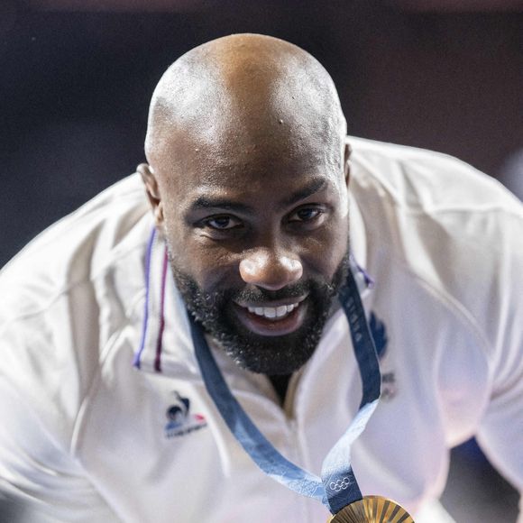 Le colosse du judo avait déjà dû passer par le bloc opératoire pour ce même coude en 2015, avant les Jeux olympiques de Rio...

Le Français RINER Teddy, médaillé d'or, pose pour une photo après avoir assisté à la cérémonie de remise des prix de l'épreuve des +100 kg masculins des Jeux olympiques de Paris au Champs de Mars Arena à Paris, France, le 2 août 2024. Photo par Eliot Blondet/ABACAPRESS.COM