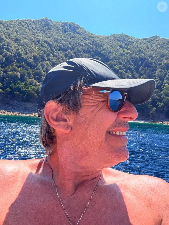 Entre Jean-Luc Reichmann et la Corse, c'est une grande histoire d'amour ! Jean-Luc Reichmann a partagé une photo de lui en vacances sur Instagram.