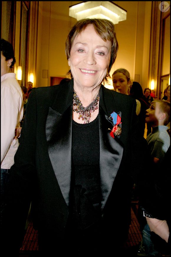 "Elle m’appelle de temps en temps ‘maman’ puis ‘ah non tu es ma fille, mais enfin que je suis bête’, et après ça passe mais toi tu t’en prends plein la gueule"

Archives - Annie Girardot (qui recevait à cette occasion la médaille d’or de la ville de Puteaux) – soirée à la mairie de Puteaux au profit de l’association « Dessine moi un mouton » contre le sida.

Photo : BALDINI / BESTIMAGE