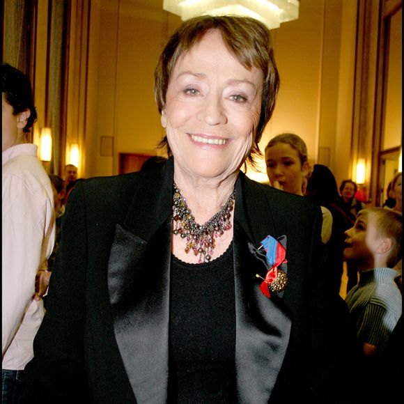 "Elle m’appelle de temps en temps ‘maman’ puis ‘ah non tu es ma fille, mais enfin que je suis bête’, et après ça passe mais toi tu t’en prends plein la gueule"

Archives - Annie Girardot (qui recevait à cette occasion la médaille d’or de la ville de Puteaux) – soirée à la mairie de Puteaux au profit de l’association « Dessine moi un mouton » contre le sida.

Photo : BALDINI / BESTIMAGE