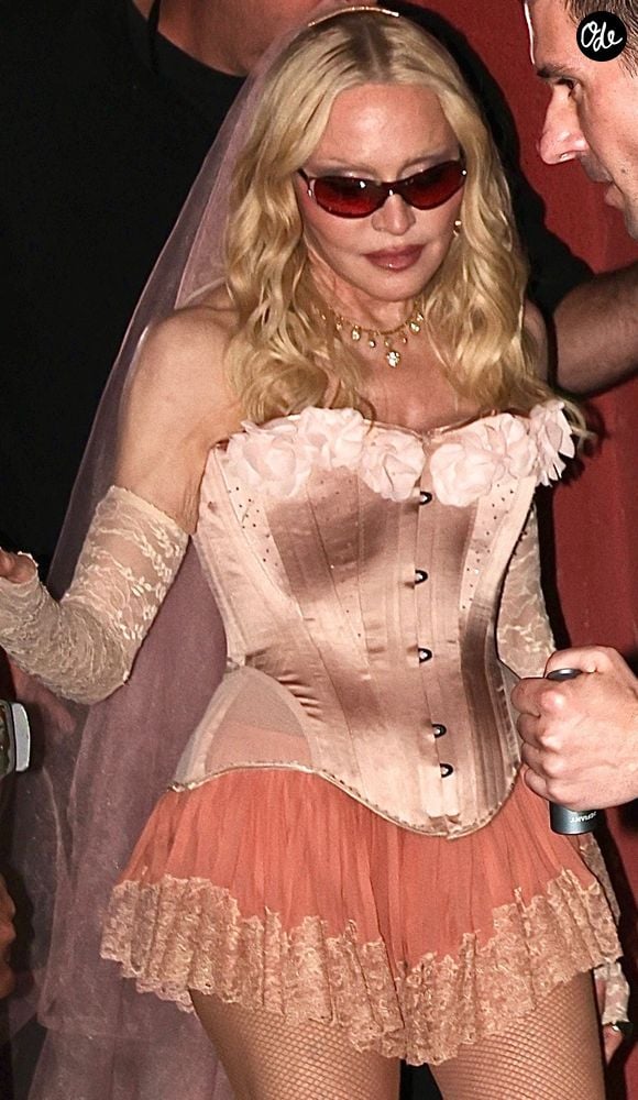 Los Angeles, CA Madonna et son petit ami Akeem Morris ont été aperçus quittant The Abbey après avoir célébré la sortie de son quinzième album studio Confessions II à West Hollywood. 25 avril 2026

Photo : Backgrid USA / Bestimage