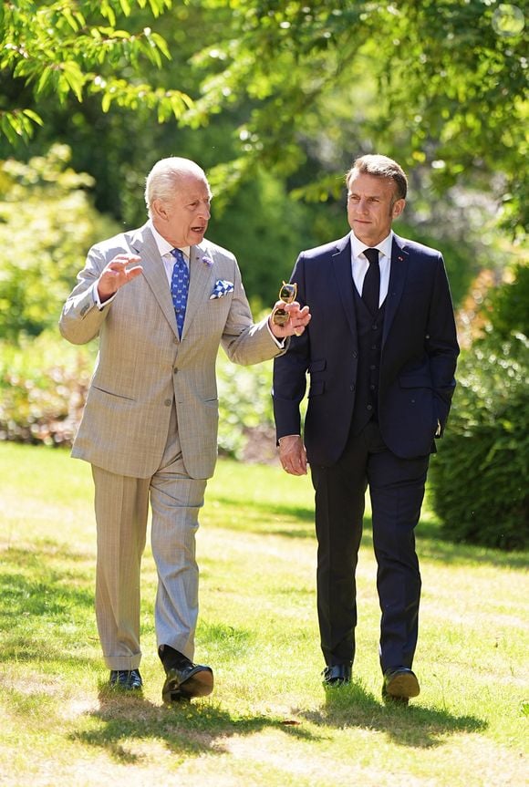 Déambulation d'Emmanuel Macron, président de la République Française, et de la Première dame Brigitte Macron, dans les jardins du château de Windsor avec le roi Charles III d'Angleterre et Camilla Parker Bowles, reine consort, le 9 juillet 2025. Au cours de cette promenade, le chef de l'Etat français et le souverain britannique ont abordé la protection de la biodiversité. Le couple présidentiel français est en visite officielle en Grande-Bretagne du 8 au 10 juillet 2025.