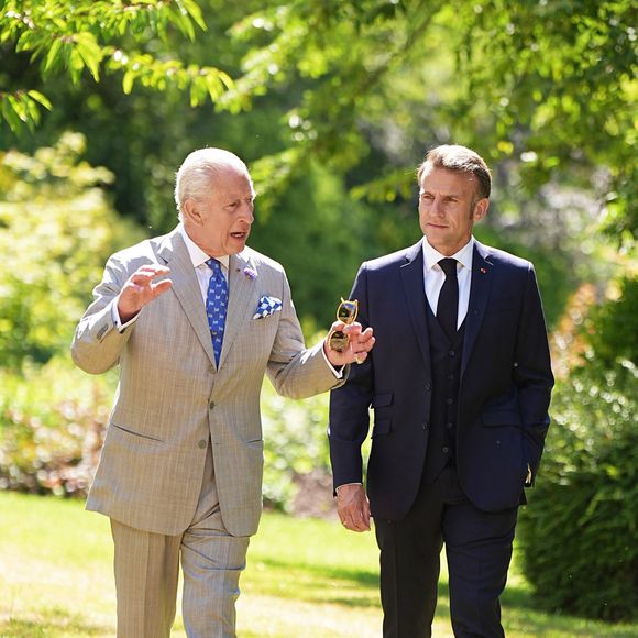 Déambulation d'Emmanuel Macron, président de la République Française, et de la Première dame Brigitte Macron, dans les jardins du château de Windsor avec le roi Charles III d'Angleterre et Camilla Parker Bowles, reine consort, le 9 juillet 2025. Au cours de cette promenade, le chef de l'Etat français et le souverain britannique ont abordé la protection de la biodiversité. Le couple présidentiel français est en visite officielle en Grande-Bretagne du 8 au 10 juillet 2025.