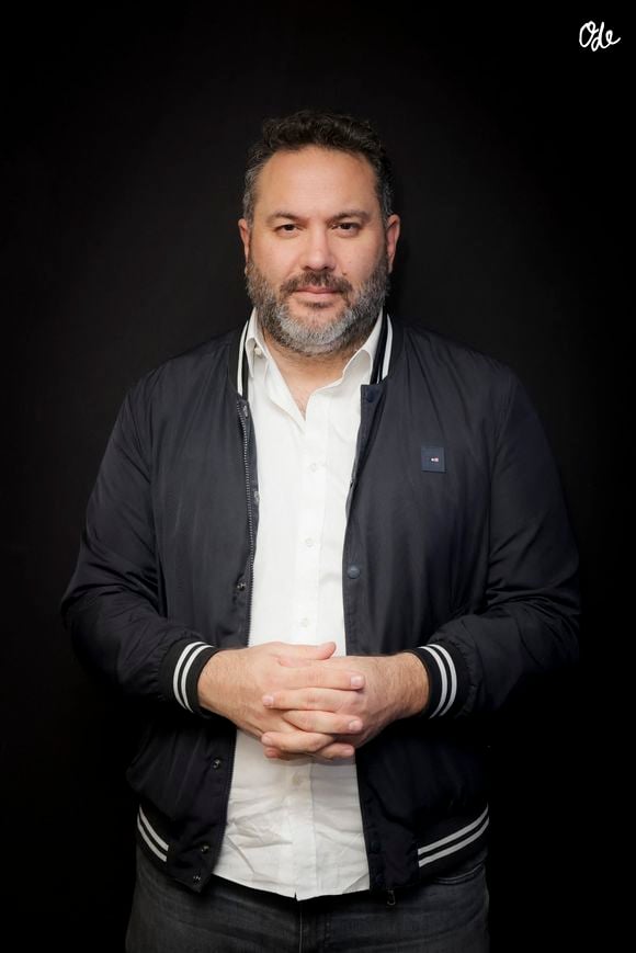 Cette dernière a perdu la vie à la suite d'un malaise cardiaque survenu en pleine rue, alors que son fils Noé et une partie de sa famille sont arrivés sur place. 

Exclusif - Bruce Toussaint - Backstage de l'enregistrement de l'émission de S.Nadjar sur Radio J à Paris. Le 25 avril 2023
© Jack Tribeca / Bestimage