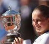 Celle qui a remporté Roland-Garros en 2017 a dû soulever sa jupe pour montrer son short vert en dessous.
Jelena Ostapenko remporte la finale femmes des Internationaux de Tennis de Roland Garros à Paris, le 10 juin 2017
© Jacovides-Moreau / Bestimage