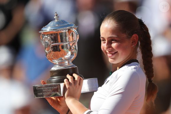 Celle qui a remporté Roland-Garros en 2017 a dû soulever sa jupe pour montrer son short vert en dessous. 

Jelena Ostapenko remporte la finale femmes des Internationaux de Tennis de Roland Garros à Paris, le 10 juin 2017 

© Jacovides-Moreau / Bestimage
