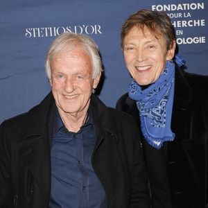 Dave traverse cette épreuve alors qu'il souffre toujours des séquelles d'une grave chute.
Dave et son compagnon Patrick Loiseau - Soirée de gala pour la Fondation de la Recherche en Physiologie, "Les Stéthos d'Or" au Four Seasons Hôtel George V à Paris le 16 mars 2026. © Coadic Guirec/Bestimage