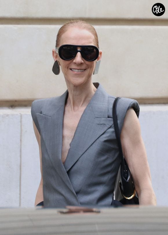 Céline Dion sort de l'hôtel Royal Monceau à Paris le 3 octobre 2026 © Denis Guignebourg / Bestimage