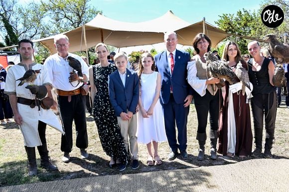 Une visite particulièrement symbolique puisque la commune des Baux-de-Provence fait partie des Sites historiques Grimaldi de Monaco, un réseau de communes en France et en Italie qui ont appartenu à la famille Grimaldi ou à la principauté. 

Le prince Albert II de Monaco, la princesse Charlène de Monaco, le prince Jacques de Monaco, marquis des Baux et la princesse Gabriella de Monaco lors de leur visite officielle aux Baux-de-Provence, France, le 5 septembre 2026. © Bruno Bebert/Bestimage