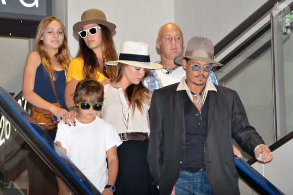 Jack Depp menait jusqu’à récemment une vie des plus ordinaires. 


Vanessa Paradis arrive avec ses enfants Lily-Rose Depp et Jack Depp à l'aéroport de LAX à Los Angeles. Lily-Rose Depp est accompagnée de son petit ami Ash Stymest.