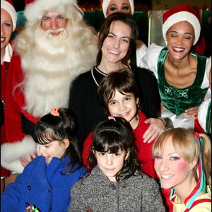 Lio et son fils Diego, ses filles Garance et Léa à la première du spectacle "Les aventures de Marion ou la poupée cassée" le 16 novembre 2004. © OLIVIER BORDE / BESTIMAGE