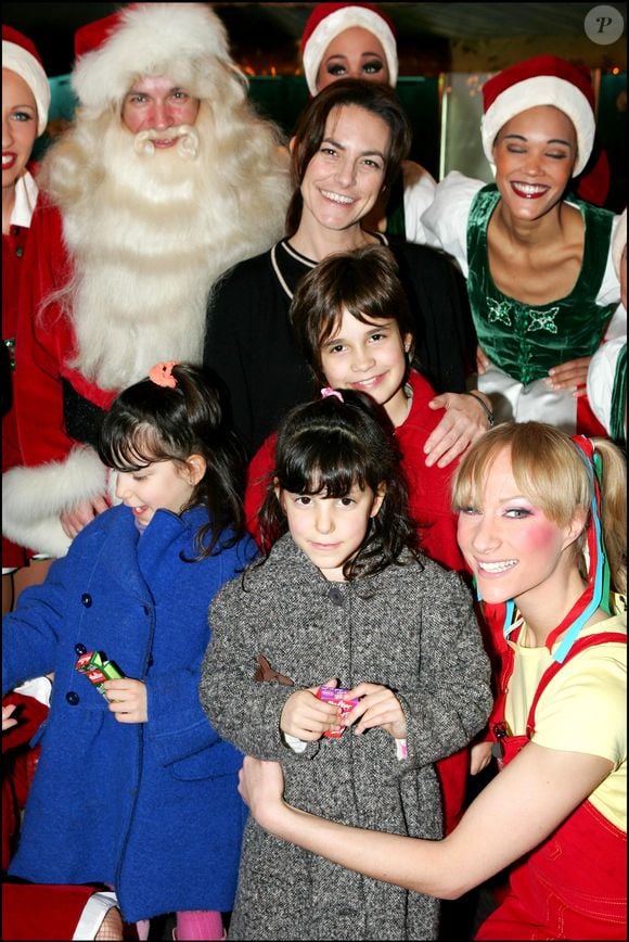 Lio et son fils Diego, ses filles Garance et Léa à la première du spectacle "Les aventures de Marion ou la poupée cassée" le 16 novembre 2004. © OLIVIER BORDE / BESTIMAGE