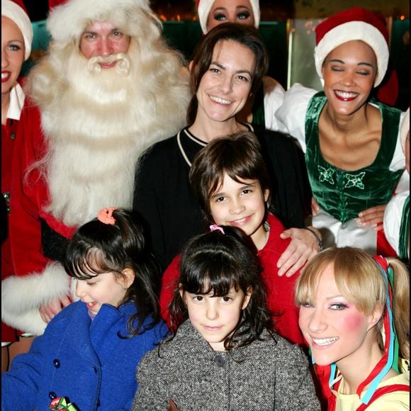 Lio et son fils Diego, ses filles Garance et Léa à la première du spectacle "Les aventures de Marion ou la poupée cassée" le 16 novembre 2004. © OLIVIER BORDE / BESTIMAGE