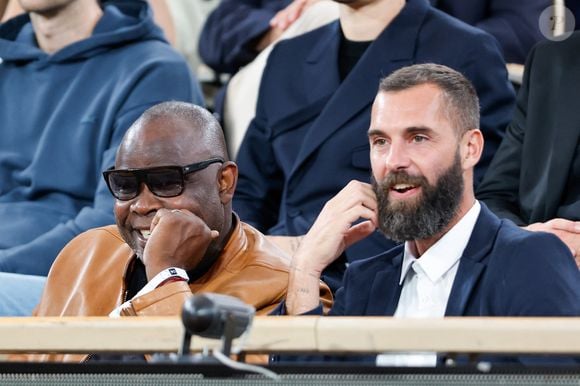 Basile Boli et Benoît Paire en tribunes lors des Internationaux de France de Tennis de Roland Garros 2025, à Paris, France, le 6 juin 2025. © Jacovides-Moreau/Bestimage