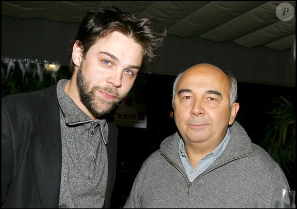 Exclusif - Gérard et Arthur Jugnot - Premier championnat du monde de pétanque molle (pétanque d'intérieur) organisée au café de la jatte à Neuilly le 06/11/2006
 © DOMINIQUE JACOVIDES / BESTIMAGE