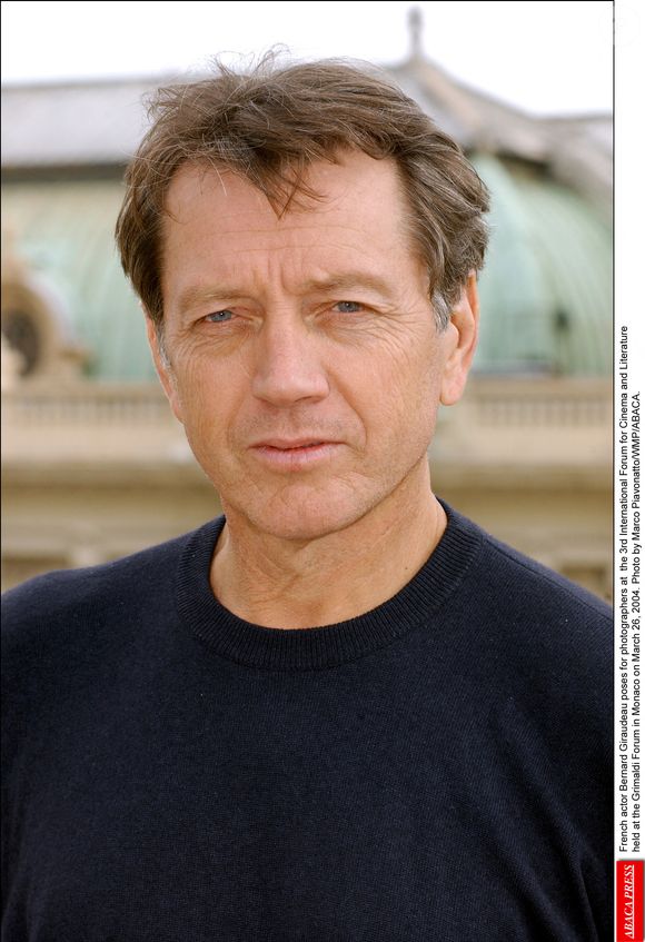 L'acteur français Bernard Giraudeau pose pour les photographes lors du 3ème Forum International Cinéma et Littérature qui s'est tenu au Grimaldi Forum à Monaco le 26 mars 2004. Photo de Marco Piavonatto/WMP/ABACA.