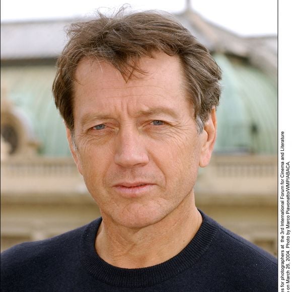 L'acteur français Bernard Giraudeau pose pour les photographes lors du 3ème Forum International Cinéma et Littérature qui s'est tenu au Grimaldi Forum à Monaco le 26 mars 2004. Photo de Marco Piavonatto/WMP/ABACA.