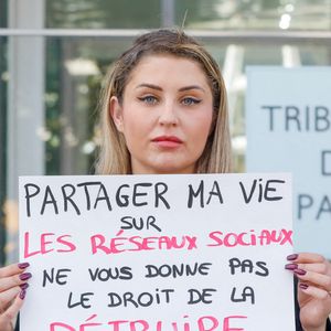 La mère de famille, visiblement à bout de forces, déclare traverser une situation extrêmement grave...

Pour la sortie officielle du livre "Survivant des réseaux sociaux" Jeremstar organise une action militante non violente et dans le silence, sur le parvis du tribunal judiciaire de Paris, France, le 6 octobre 2022. © Christophe Clovis/Bestimage