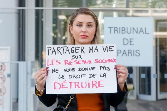 La mère de famille, visiblement à bout de forces, déclare traverser une situation extrêmement grave...

Pour la sortie officielle du livre "Survivant des réseaux sociaux" Jeremstar organise une action militante non violente et dans le silence, sur le parvis du tribunal judiciaire de Paris, France, le 6 octobre 2022. © Christophe Clovis/Bestimage