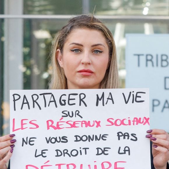 La mère de famille, visiblement à bout de forces, déclare traverser une situation extrêmement grave...

Pour la sortie officielle du livre "Survivant des réseaux sociaux" Jeremstar organise une action militante non violente et dans le silence, sur le parvis du tribunal judiciaire de Paris, France, le 6 octobre 2022. © Christophe Clovis/Bestimage