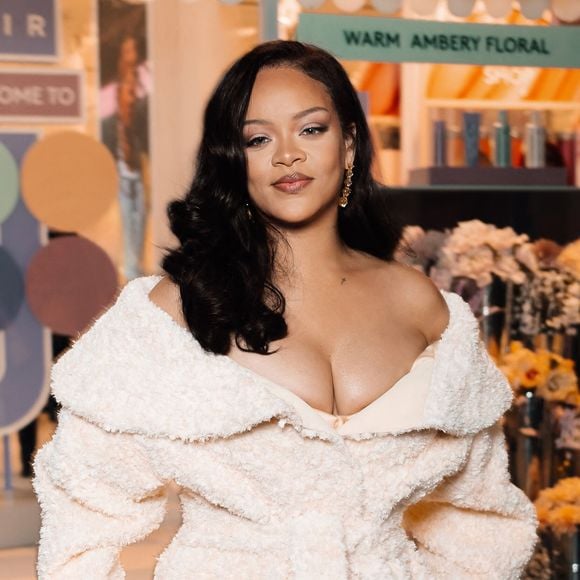 Hydrater consiste à apporter de l’eau, nourrir à renforcer avec des lipides, deux actions complémentaires.

Rihanna pose lors du lancement de sa première marque de soins capillaires, Fenty Hair, chez Selfridges à Londres le 16 septembre 2024. © Tiziano Da Silva/Bestimage