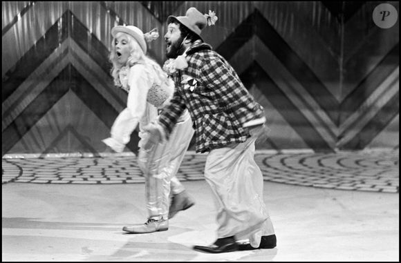 Cette relation professionnelle se transforme rapidement en une amitié solide, avec Carlos présent à des moments clés de la vie de Sylvie, comme son mariage avec Johnny Hallyday ou la naissance de son fils David. 

Archives - Sylvie Vartan et le chanteur Carlos lors d’un show télé des Carpentier. AGENCE / BESTIMAGE