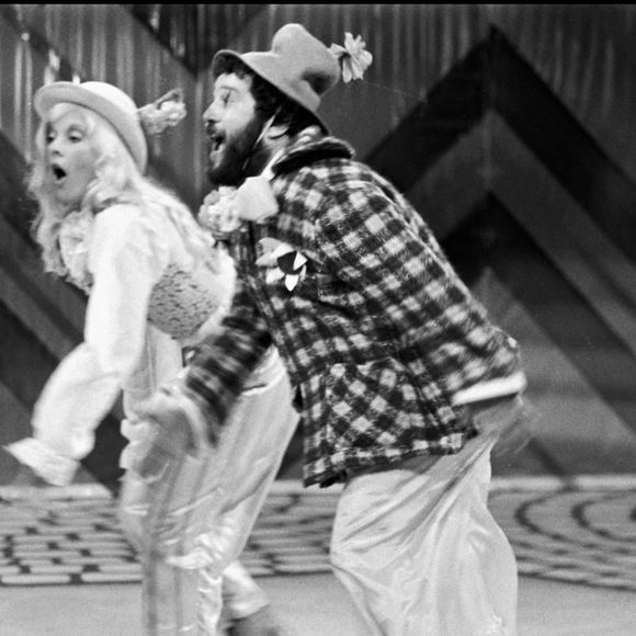 Cette relation professionnelle se transforme rapidement en une amitié solide, avec Carlos présent à des moments clés de la vie de Sylvie, comme son mariage avec Johnny Hallyday ou la naissance de son fils David. 

Archives - Sylvie Vartan et le chanteur Carlos lors d’un show télé des Carpentier. AGENCE / BESTIMAGE