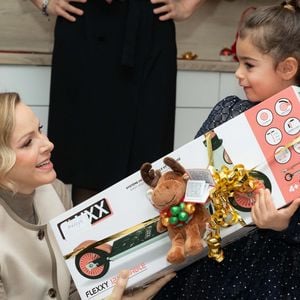 Ils y avaient offert des “colis gourmands” et échangé avec les seniors.

Le prince Albert II de Monaco et la princesse Charlène de Monaco assistent au spectacle de Noël à la crèche de la Croix-Rouge Rosine Sanmori et participent à la traditionnelle distribution de cadeaux de Noël à Monaco. Photo par Olivier Huitel / Pool Monaco / Bestimage