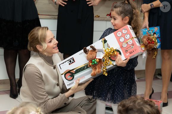 Ils y avaient offert des “colis gourmands” et échangé avec les seniors.

Le prince Albert II de Monaco et la princesse Charlène de Monaco assistent au spectacle de Noël à la crèche de la Croix-Rouge Rosine Sanmori et participent à la traditionnelle distribution de cadeaux de Noël à Monaco. Photo par Olivier Huitel / Pool Monaco / Bestimage