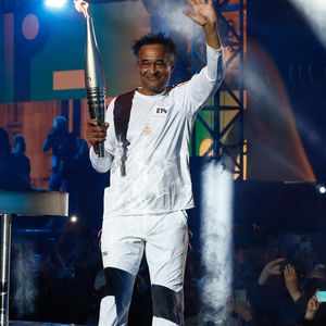 Yannick Noah - Yannick Noah embrase le chaudron olympique sur le plateau du "Concert de Paris" sur le parvis de l'hôtel de ville à Paris le 14 juillet 2024. Le concert était retransmis en direct sur France 2 et sur France Inter. © Christophe Clovis- Pierre Perusseau / Bestimage