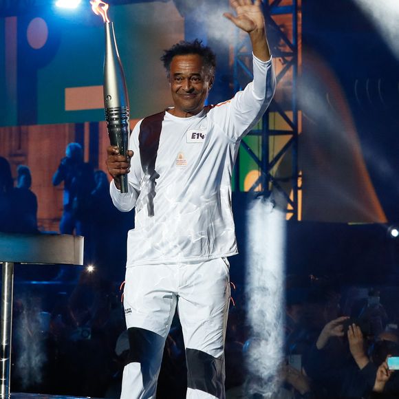 Yannick Noah - Yannick Noah embrase le chaudron olympique sur le plateau du "Concert de Paris" sur le parvis de l'hôtel de ville à Paris le 14 juillet 2024. Le concert était retransmis en direct sur France 2 et sur France Inter. © Christophe Clovis- Pierre Perusseau / Bestimage