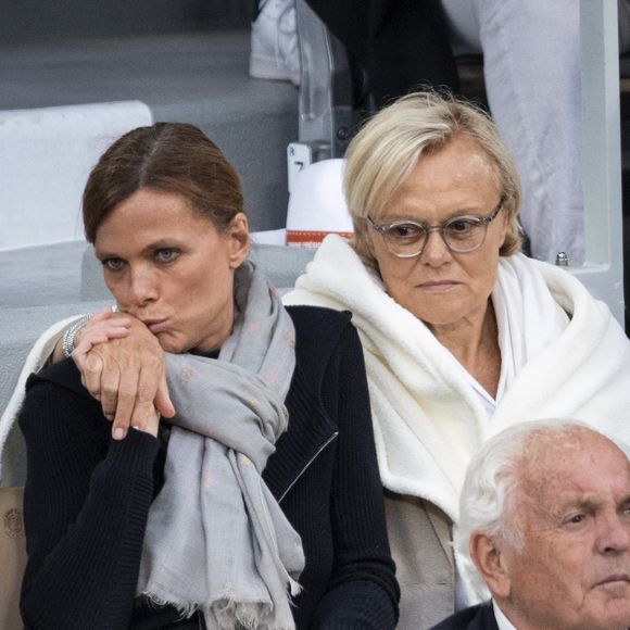 Muriel Robin partage la vie d'Anne Le Nen depuis près de vingt ans

Muriel Robin et sa femme Anne Le Nen dans les tribunes lors de la session du soir des Internationaux de France de Tennis de Roland Garros © Jacovides-Moreau/Bestimage